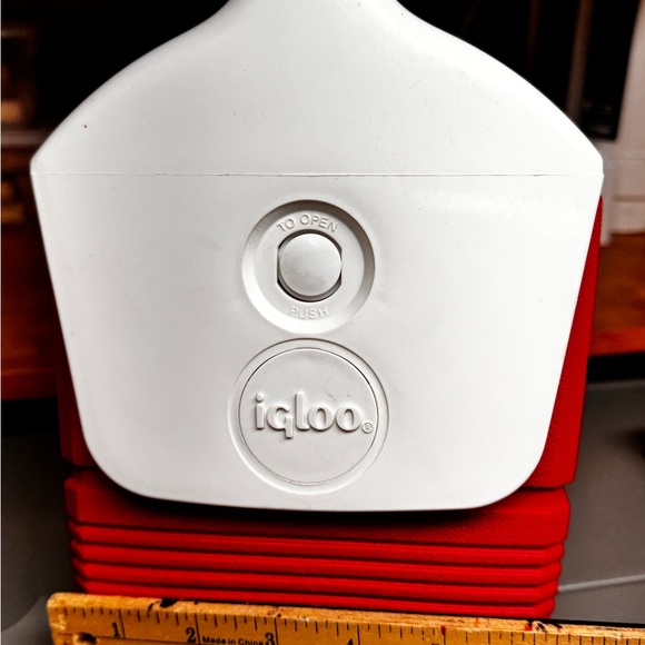 Igloo Playmate Red and White Cooler - Picture 6 of 11